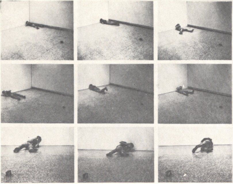 107. Дэн Грэхем. Вращение. 1970 Перекатываясь по полу, художник вел съемку ручной кинокамерой. Другая, неподвижно установленная, камера фиксировала его действия. Затем оба ролика демонстрировались одновременно на противоположных стенах