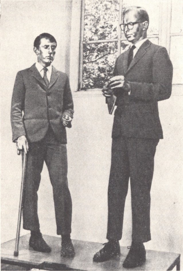 112. Джильберт и Джордж. Поющая скульптура. 1971