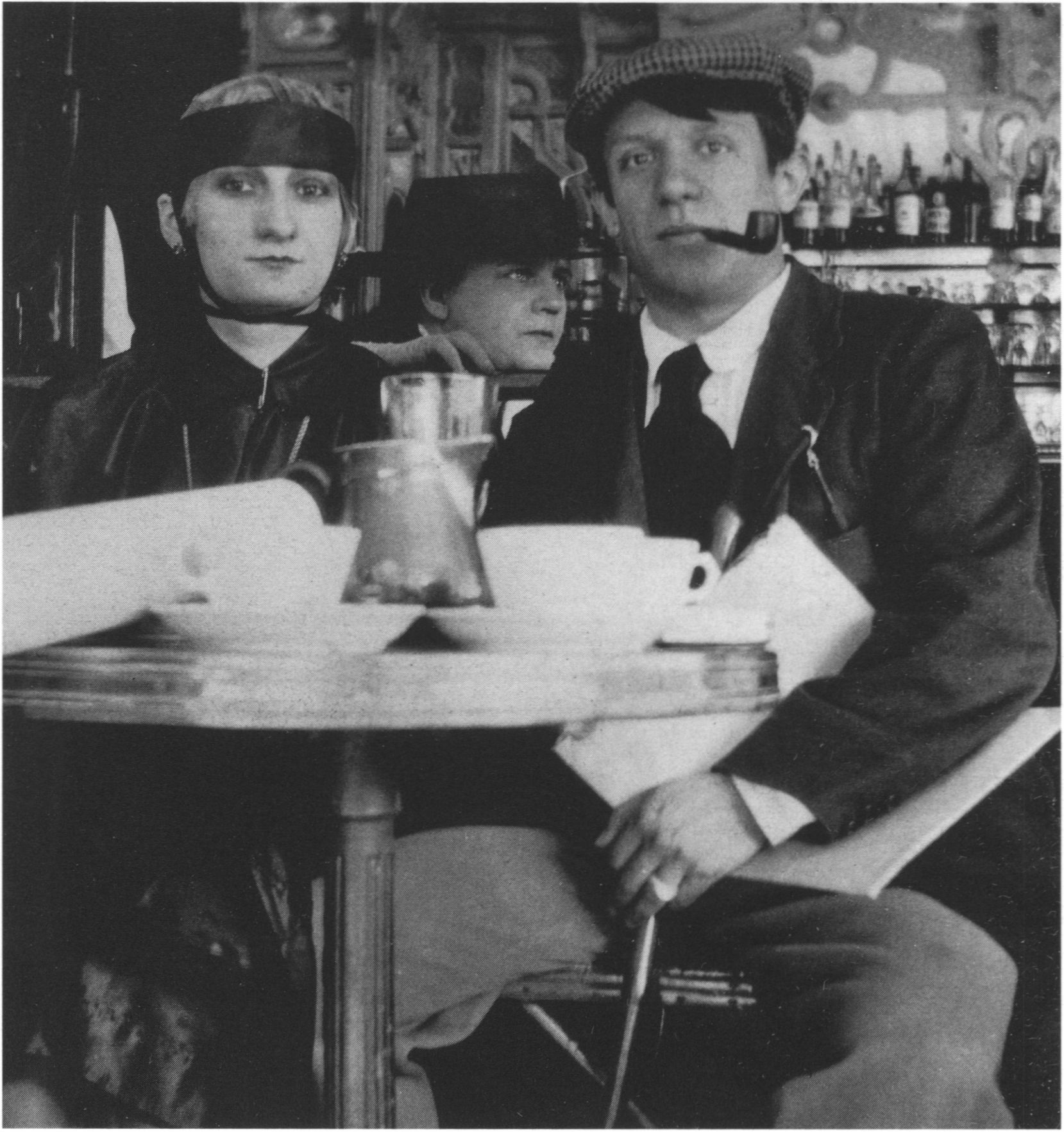 Пикассо и французская актриса Пакеретта в кафе, начало 1910-х