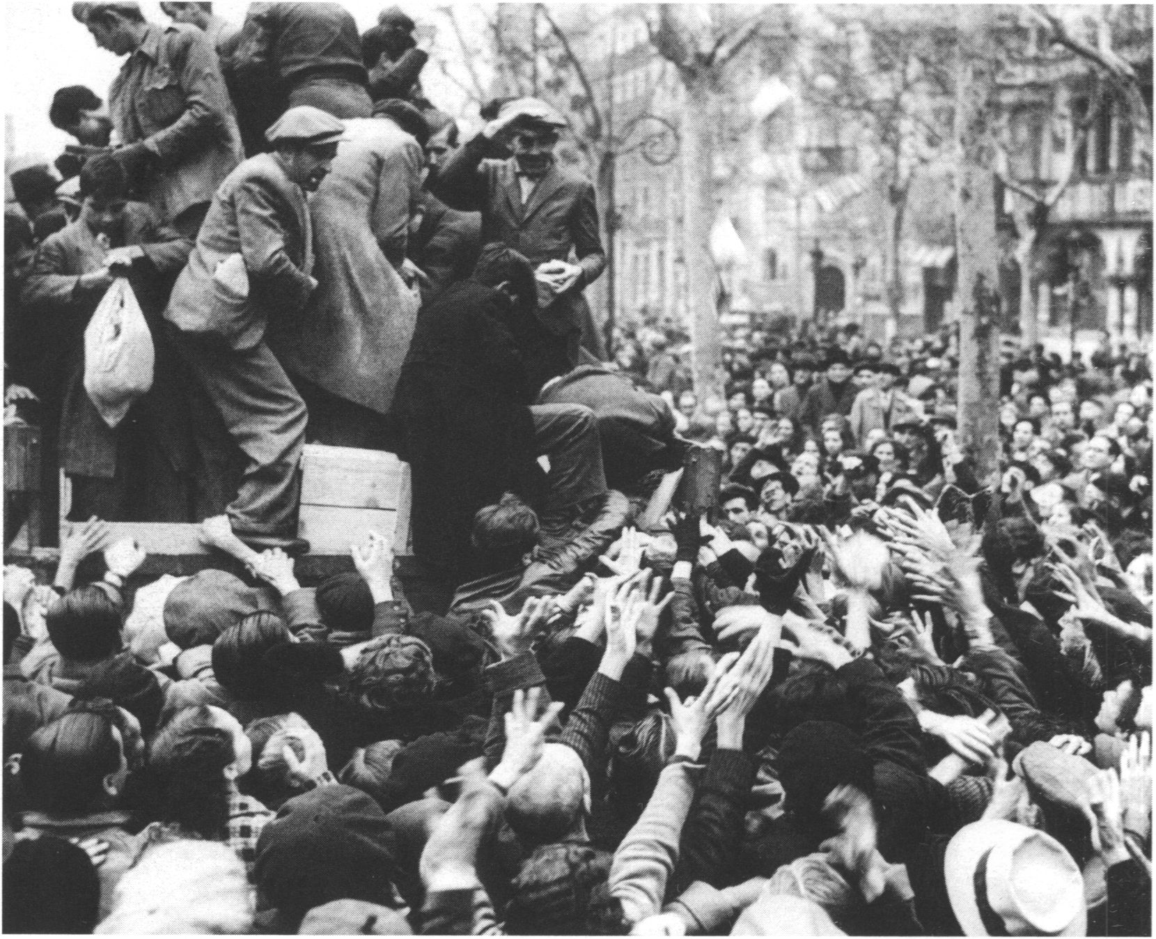 Раздача хлеба в Барселоне, после взятия города франкистами, 1939