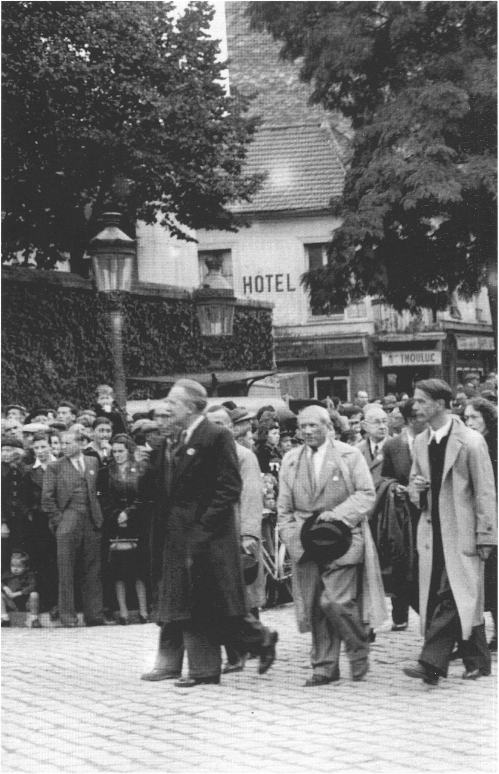 Пикассо на демонстрации в память о жертвах нацизма, 1944