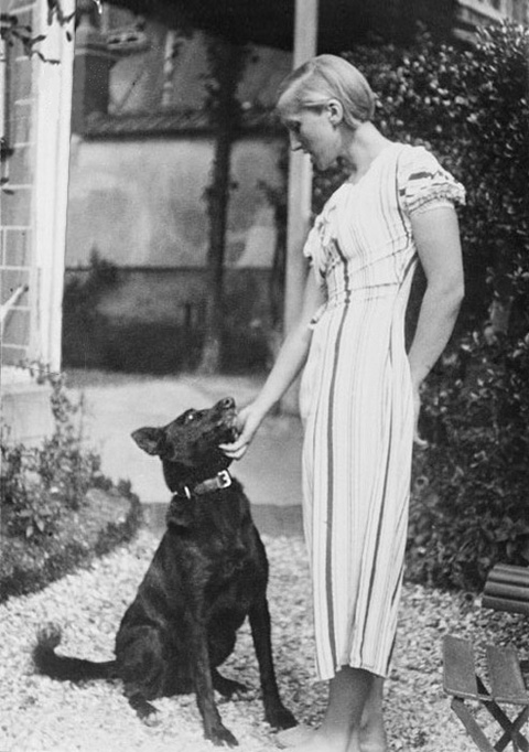 Мария-Тереза Вальтер с собакой. Фото, 1928