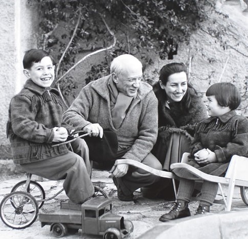 Пабло Пикассо с Франсуазой и детьми. Фото 1953 г