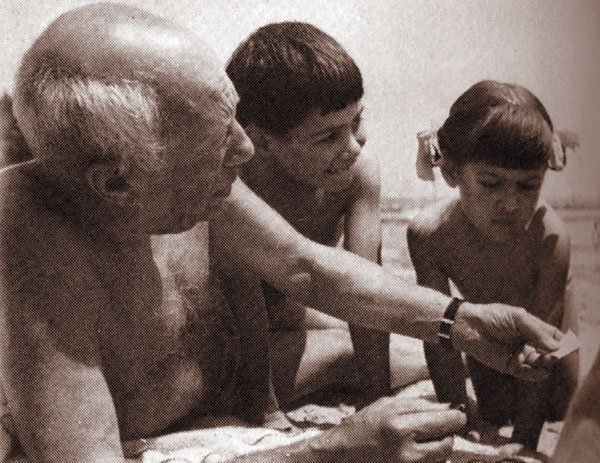 Пабло Пикассо c сыном Клодом и Паломой. Фото 1952 г